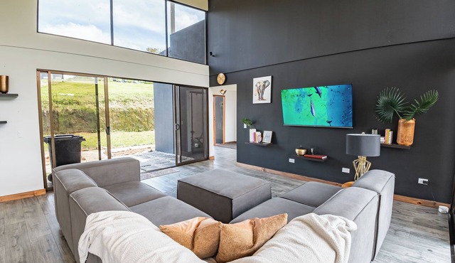 Breathtaking Mountain & City Views, Private, Stylish Getaway Spot, 4 bedrooms in San José Province