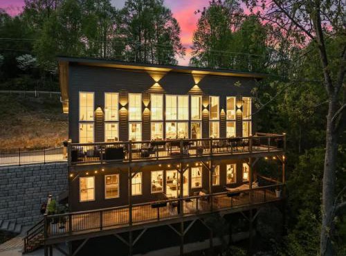 Breathtaking Mountain Views, Hot Tub, Sauna, Fire Pit, Fire Pit Table, PoolTable, Kitchenette, 2 Living rooms, Universal EV Station in Hendersonville