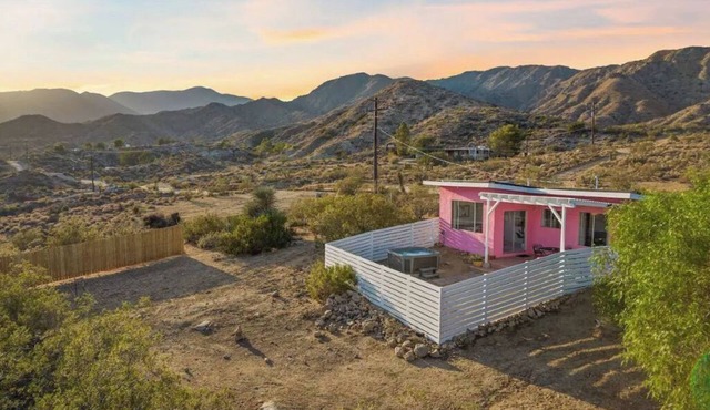 Breathtaking Views, Incredible Stargazing, Hot Tub & Cowboy Tub, on Private Lot in Morongo Valley