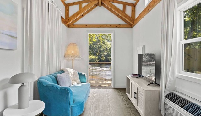 Breezy, Riverfront Tiny Home, King Bed, and Deck in Sylva