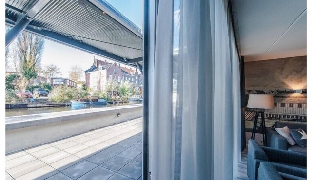 Bright and modern two bedroom apartment with canal view. in Amsterdam