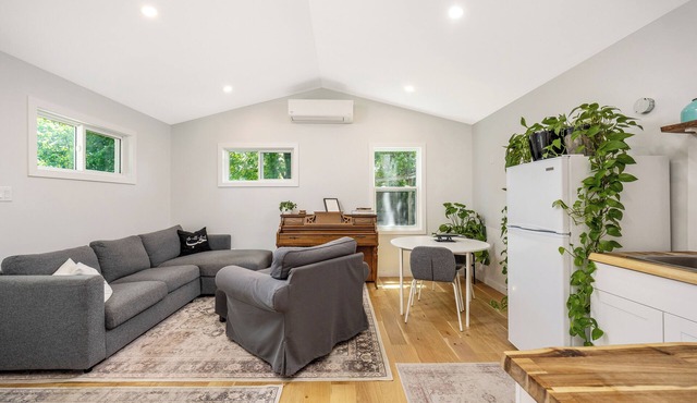 Bright apartment near Georgetown Marketplace