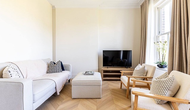 Bright & Modern Hampstead Apartment in London