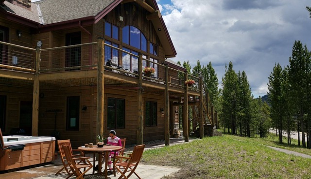 Casa Big Sky - Two Bed Apt in Large Private Home on Groomed Ski Trail