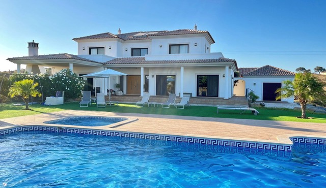 Casa Eden, Luxurious Villa, 6 Bedrooms, 5 Bathrooms, Swimming Pool, Sea View in Vila Nova de Cacela