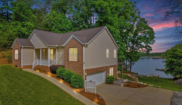 Castaway Cove Lake Norman NC - Beautiful Lake Front Vacation Home!