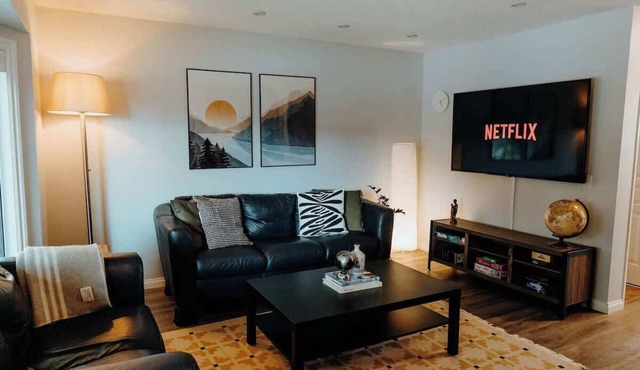Central Calgary & Nearby Mountain Escape - 4 Beds in Calgary