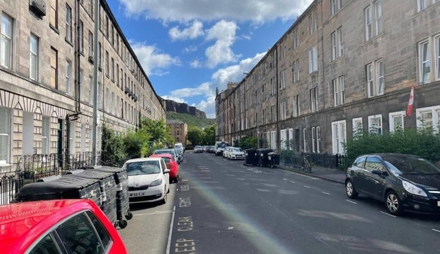 Central Specious Newington Apartment in Edinburgh