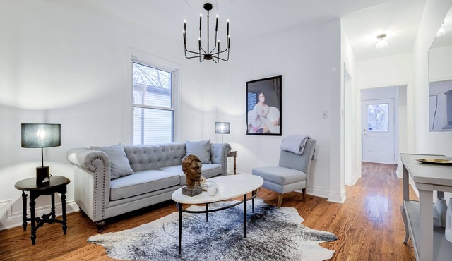Charming 2-bedroom, 1 bath apartment in historic Cabbagetown in Toronto
