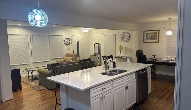 Charming 2-bedroom bed & breakfast in Durham with WiFi, AC in Durham