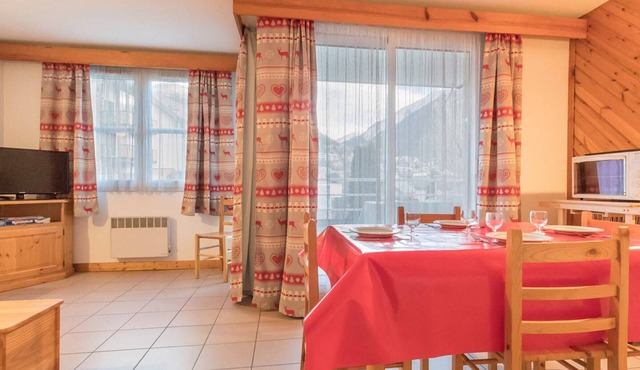 Charming 2BR Apartment with Balcony, Ski Locker & Garage in Briançon, Close to Shops & Cable Car in Briançon