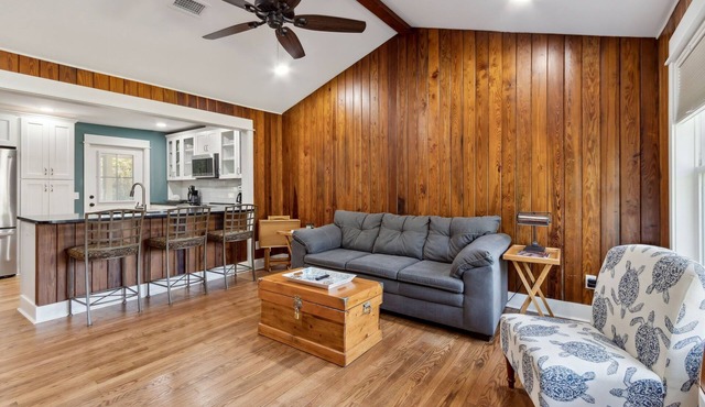 Charming 2BR home in Saint Marys Historic Downtown: Dining, Shops, Ferry Steps Away in Saint Marys