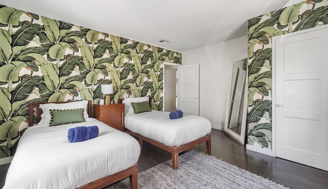 Charming 3-bedroom house in terrific Hollywood/Los Angeles locale with WiFi, AC in Los Angeles