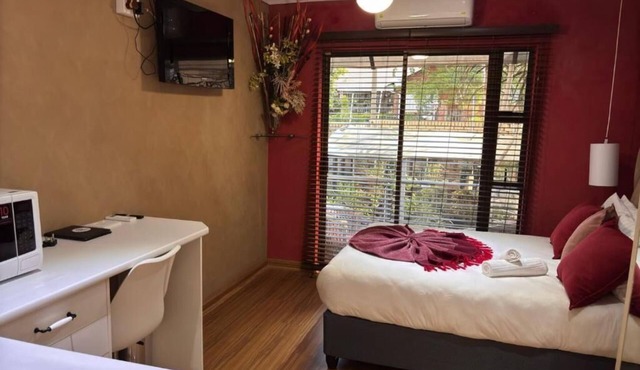 Charming 6-bedroom B&B with AC, WiFi in peaceful Rustenburg in Rustenburg