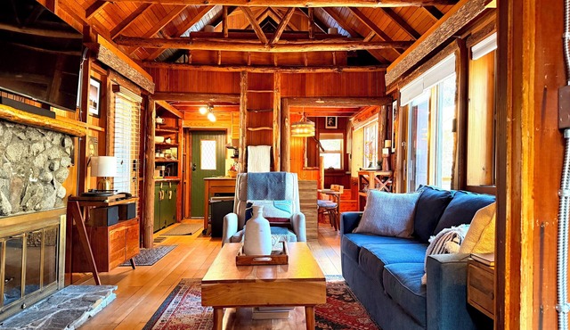 Charming Cabin Retreat-5 Minutes from Town-Dogs OK! in Idyllwild-Pine Cove