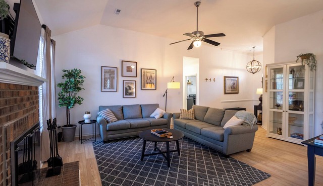 Charming Charlotte 3-bedroom house, Fenced Yard, 5 Mins to Carowinds, WiFi, Pets in Charlotte
