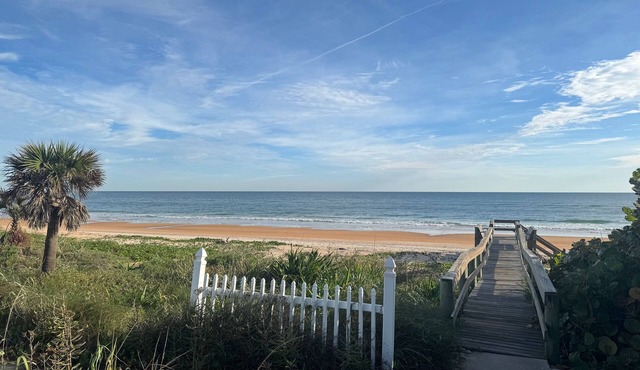 Charming Mako Beach Cottage, with private beach access in beautiful Ormond Beach in Ormond Beach