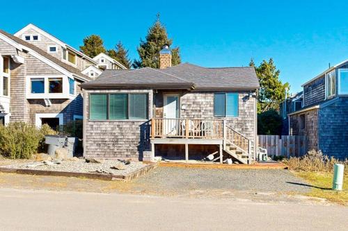 Charming oceanfront cottage with WiFi & easy beach access