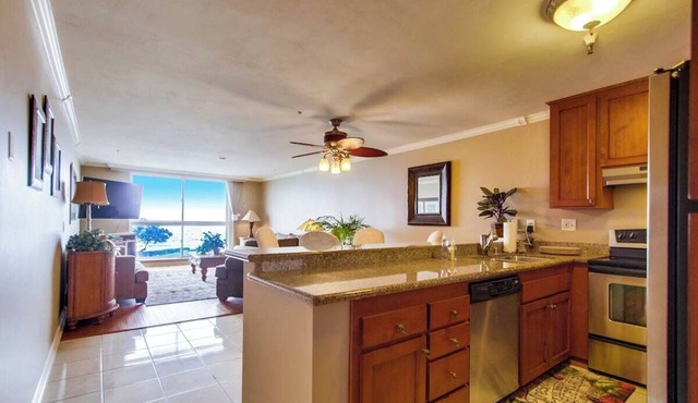 Charming Oceanfront view condo, pool, and parking in San Diego