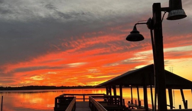 Charming riverfront bungalow hot tub, boat dock fully stocked kitchen in East Palatka