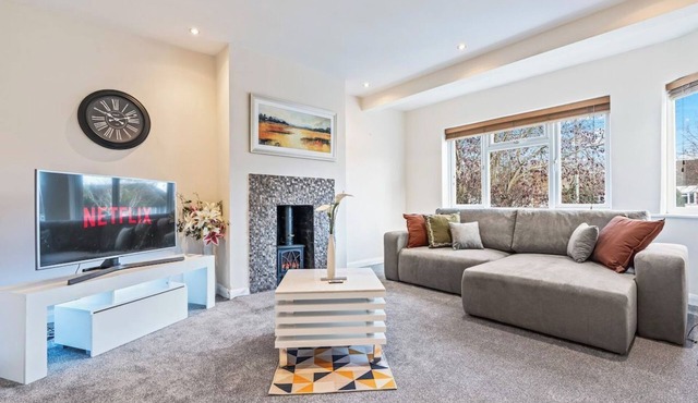 Charming Thames Ditton Apt- Sleeps 6- Free Parking in Thames Ditton