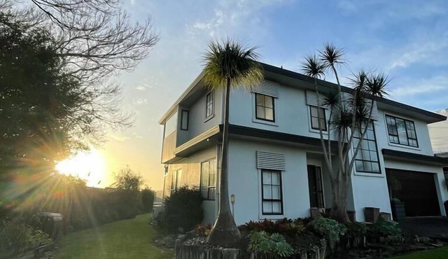 Cheerful 3-bedroom home on a cliff next to water in Auckland