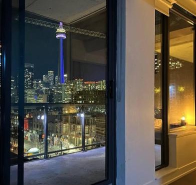 Chic 1BDR Loft with Office Space-Heart of Toronto in Toronto