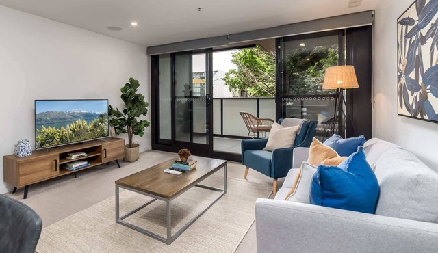 Chic 3-Bed in Central with Pool, Sauna and Gym in Braddon