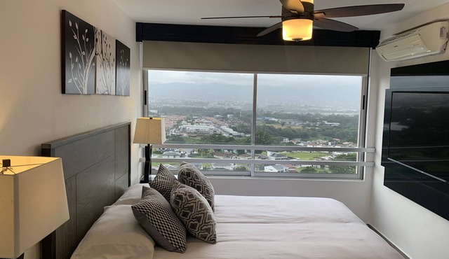 Chic APT amazing views near airport and downtown