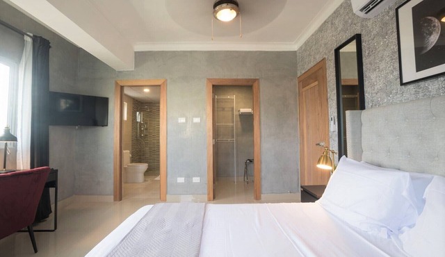 Chic City Center Apartment with Rooftop Pool + Gym