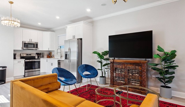 Chic Group Retreat w/3 En-Suite Baths. Near French Quarter Walk to Streetcar in New Orleans