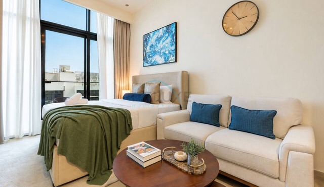 Chic Studio with a Community-Facing Balcony,Just Minutes by Car from Sobha Mall
