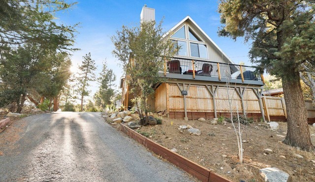 Chimney Peak Big Bear Chalet w/Hot Tub + Games in Big Bear City