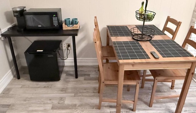 Clean Retreat Suite - Sleeps 4 (Queen bed+Futon) near Brampton Innovation GO Stn in Brampton