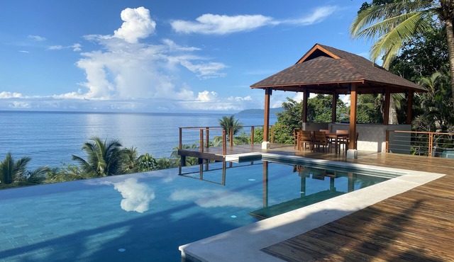 Cliff House with Private Infinity Pool. 3 Minute Walk to the Beach.
