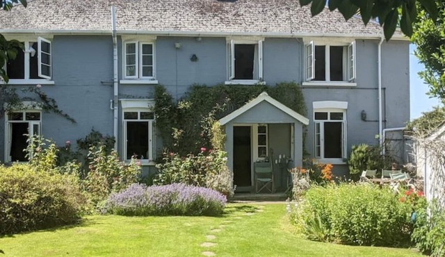 Cliffside Cosy Cottage by Cowes Beach: 1x KING-Size Double BR & a Twin/Kids BR in Cowes
