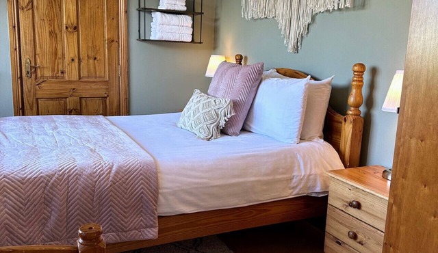Close to Dublin Airport and Malahide Castle. Triple room in a pretty Guest House!