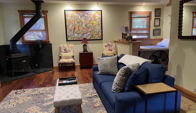 Comfortable, Classy Farmstay Studio, walk to secluded world-class Kahili Beach in Kilauea
