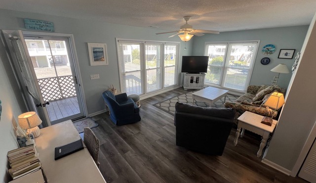 Comfortable family beach cottage steps away from easy beach access! in Holden Beach