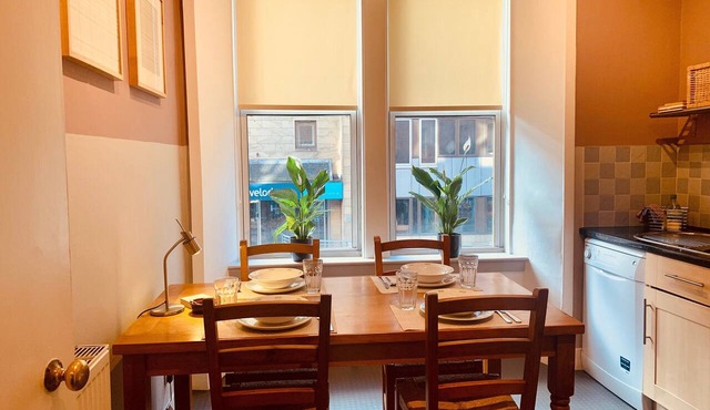 Comfortable one-bed apartment situated just off Edinburgh's famous 'Royal Mile'. Sleeps 4. in Edinburgh