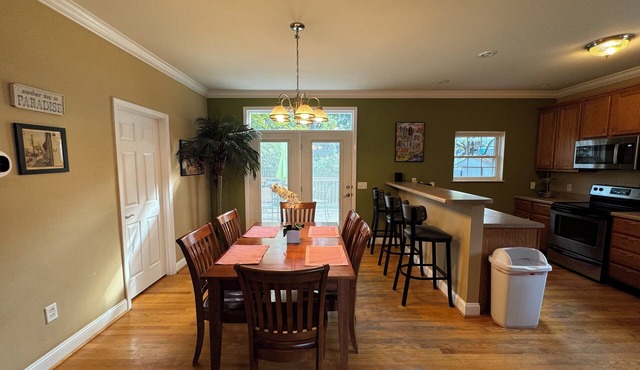 comfy, open floorplan within walking distance of Maplewood in St. Louis
