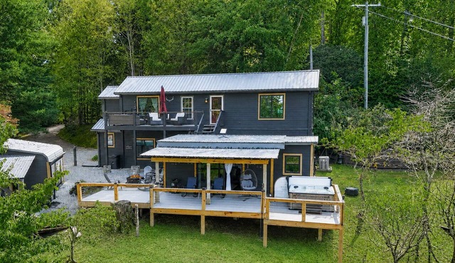 Copper Kettle Cabin A peaceful cabin, pet friendly near Hendersonville in Hendersonville