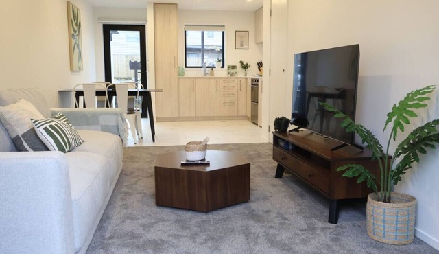 Cosy 2BR House in Awaroa Road in Auckland