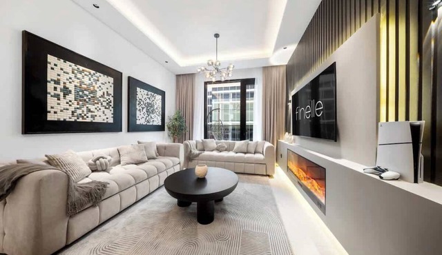 Cozy 3BR nr Circle Mall Sleeps 12 | Pool & Sauna