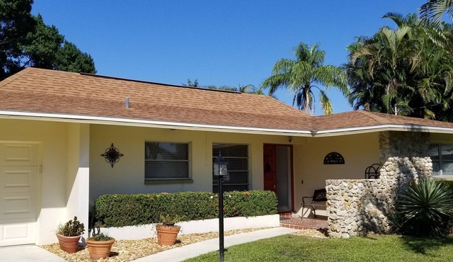 Cozy Beach House on Yacht Club- Pool Heated w/fee, walkable to the beach in Cape Coral