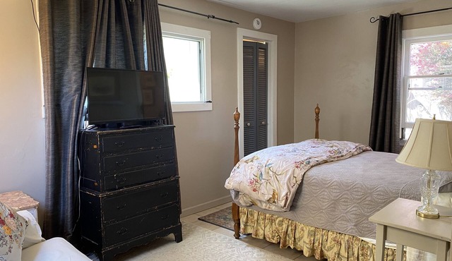 Cozy Cottage Close to Heart of Salinas. in Salinas