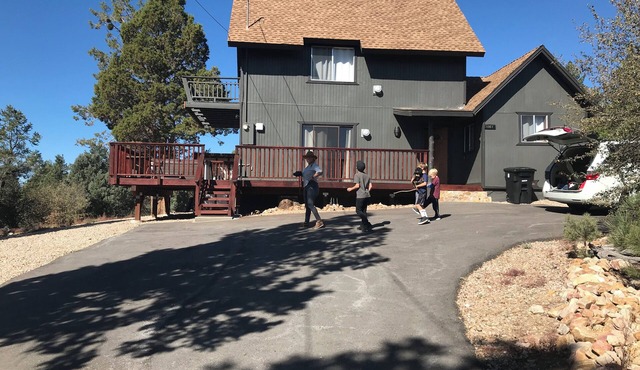 Cozy Private 2-Bedroom Big Bear Cabin on 1 acre w/Pano MTN Views, Jacuzzi, WiFi in Big Bear