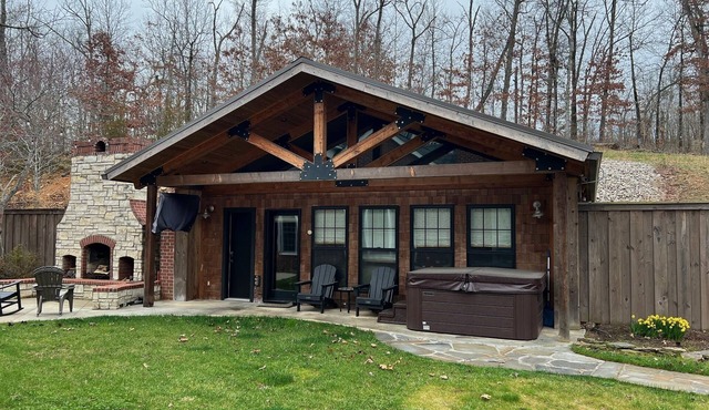 Cozy Studio Log Cabin with Hot Tub! in Poplar Bluff