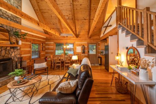 Creekside Cabin - Seven Devils,NC - Pet-Friendly, Close to Skiing & Hiking, and the Apline Coaster! in Seven Devils