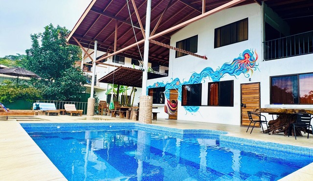 Cute studio, GREAT location, beautiful pool, close to beach! AC+